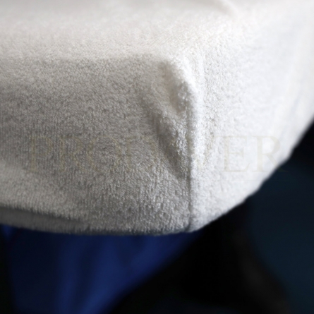 Contém um forte elástico à volta de todo o comprimento da marquesa.