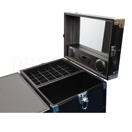 A mesa tem espelho e bastante arrumação